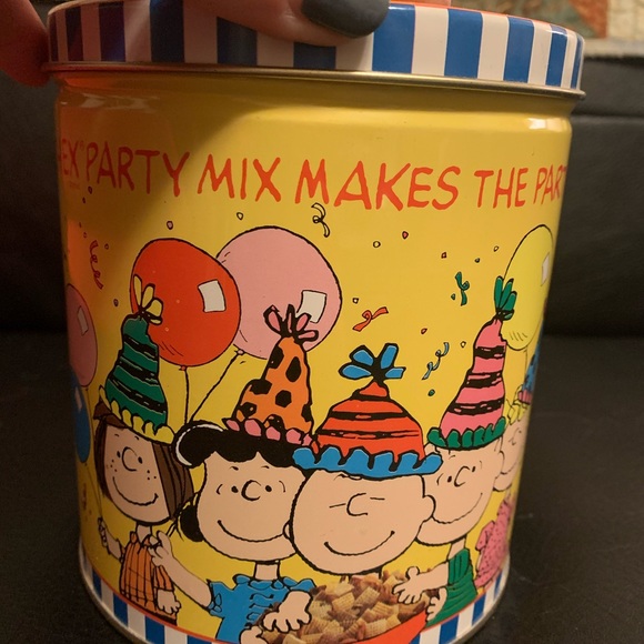 Peanuts Chex party mix tin container - Picture 5 of 6